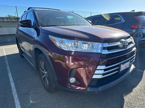 Used 2019 Toyota Highlander XLE w/ Carpet Mat Package (TMS) AWD/4WD image 2