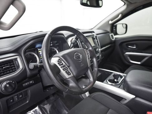 Used 2018 Nissan Titan SV w/ SV Convenience Package image 18