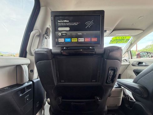 Used 2022 Chrysler Pacifica Touring-L w/ Uconnect Theater Family Group FWD image 18