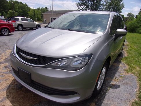 Used 2017 Chrysler Pacifica Touring image 4