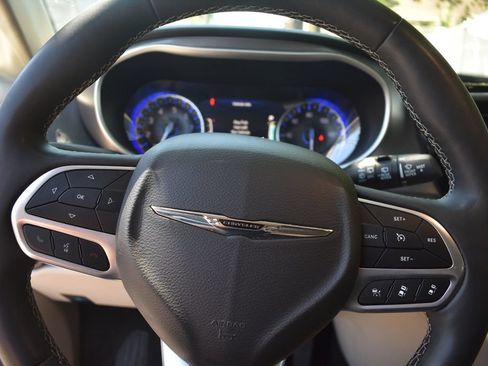 Used 2024 Chrysler Pacifica Touring-L FWD image 12