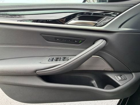 Used 2021 BMW M550i xDrive w/ Executive Package image 31