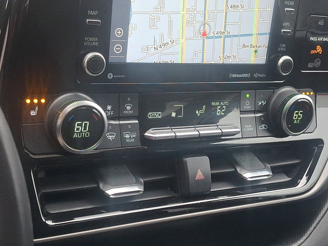 Used 2020 Toyota Highlander XLE AWD/4WD image 19