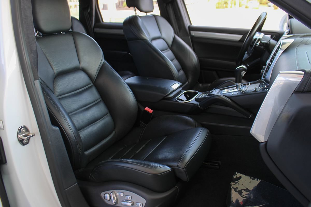 Used 2015 Porsche Cayenne Turbo AWD/4WD image 22