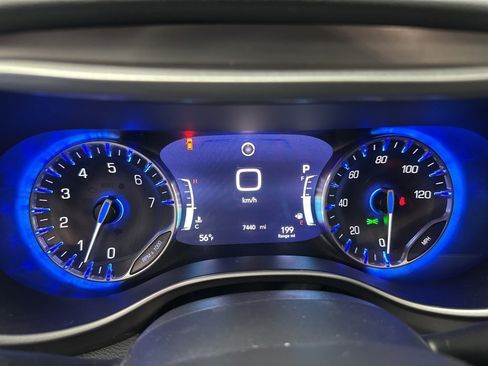 Used 2025 Chrysler Pacifica Select image 45