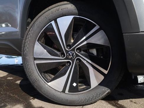 New 2026 Volkswagen Taos SE image 2