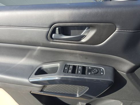 Used 2024 Nissan Pathfinder SV w/ SV Premium Package image 22