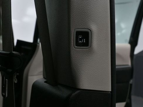 Used 2023 Chrysler Pacifica Touring-L image 28