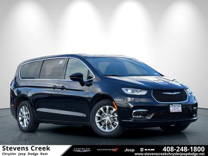 New 2026 Chrysler Pacifica Limited w/ Uconnect Theater Family Group