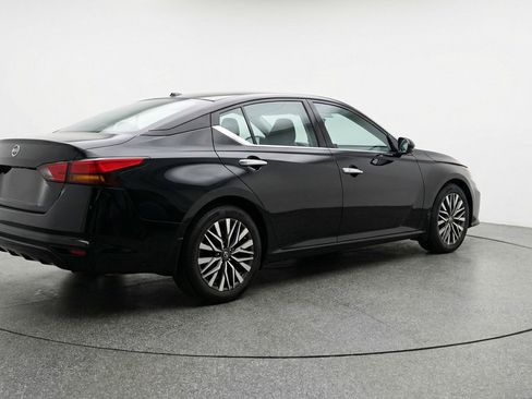 Used 2025 Nissan Altima 2.5 SV FWD image 9