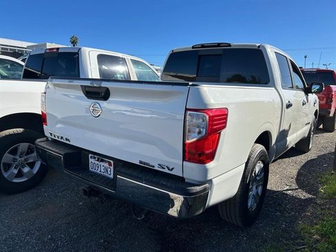 Used 2017 Nissan Titan SV image 9