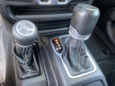 Used 2020 Jeep Gladiator Overland w/ Popular Equipment Package image 16