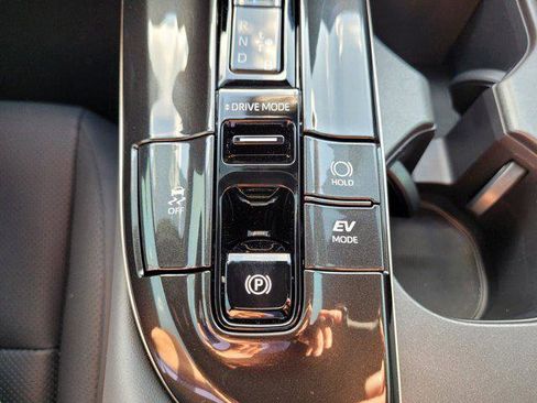Certified 2025 Toyota Crown AWD/4WD image 30