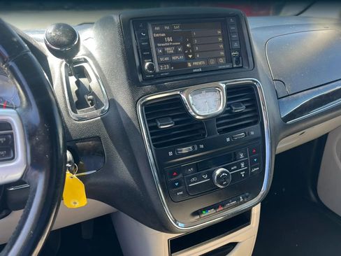 Used 2016 Chrysler Town & Country Touring image 9