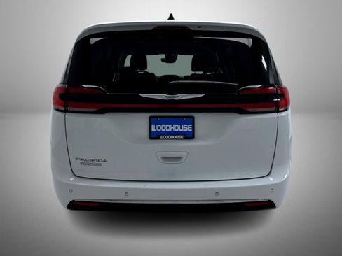 Used 2024 Chrysler Pacifica Touring-L FWD image 6