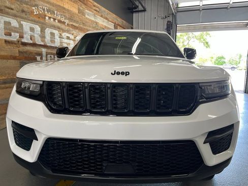 Used 2024 Jeep Grand Cherokee Altitude AWD/4WD image 7