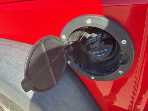 Used 2018 Jeep Wrangler Unlimited Rubicon w/ Connectivity Group image 13