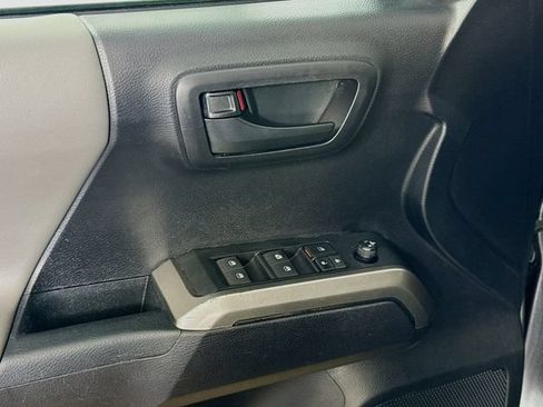 Used 2021 Toyota Tacoma SR5 AWD/4WD image 17