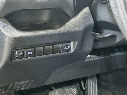 Used 2020 Toyota RAV4 XLE Premium FWD image 9