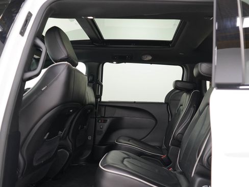 Used 2025 Chrysler Pacifica Limited FWD image 20