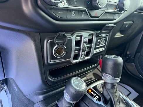 Used 2018 Jeep Wrangler Unlimited Sahara image 27