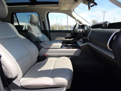 Used 2025 Ford Expedition Active image 8