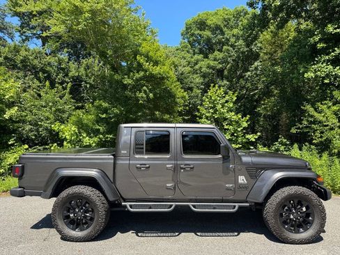 Used 2025 Jeep Gladiator Overland AWD/4WD image 5