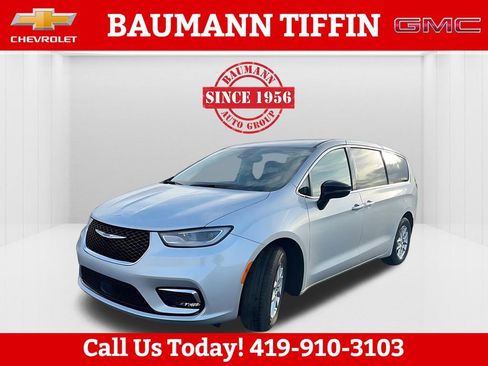 Used 2024 Chrysler Pacifica Touring-L image 10