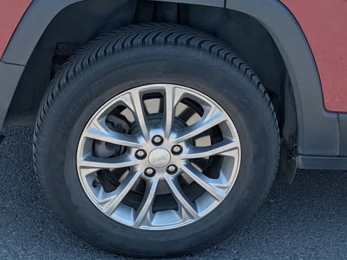 Used 2019 Jeep Cherokee Latitude Plus w/ Comfort/Convenience Group AWD/4WD image 10
