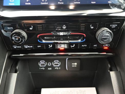 New 2025 Jeep Grand Cherokee L Limited w/ Black Appearance Package image 6