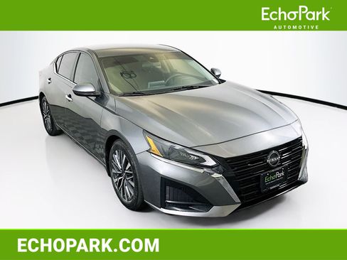 Used 2023 Nissan Altima 2.5 SV FWD image 1