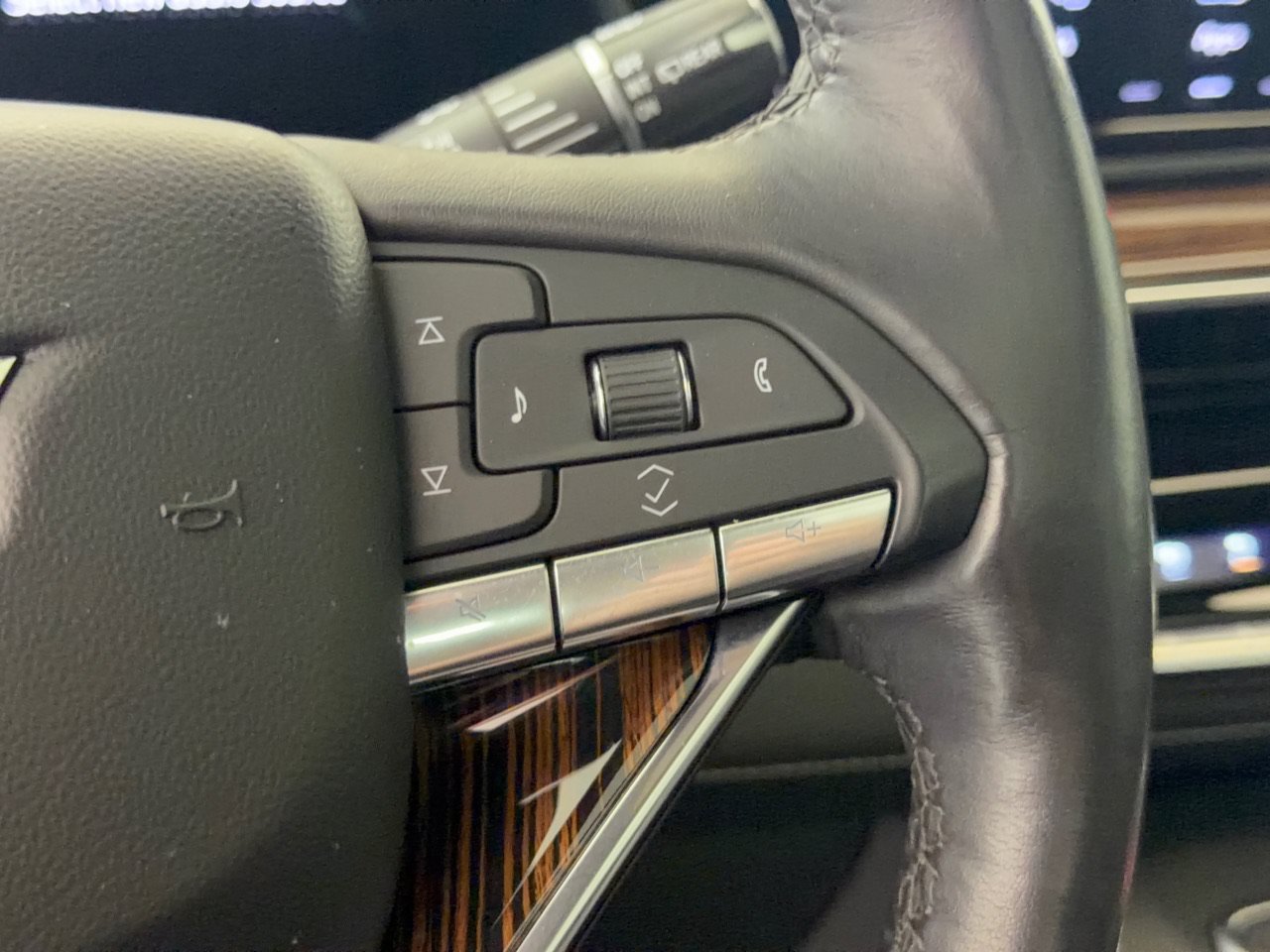 Used 2023 Cadillac Escalade ESV Premium Luxury AWD/4WD image 22