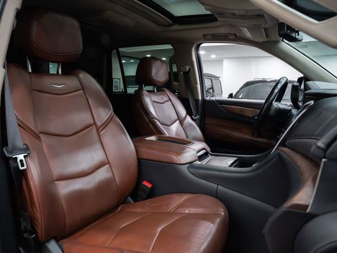 Used 2020 Cadillac Escalade Premium Luxury w/ Escalade Sport Edition image 10