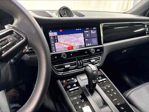 Used 2025 Porsche Macan AWD/4WD image 18