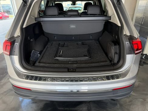 Used 2023 Volkswagen Tiguan SE w/ Panoramic Sunroof Package AWD/4WD image 11