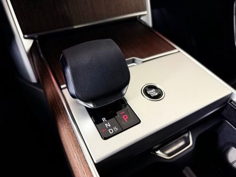 New 2025 Land Rover Range Rover Long Wheelbase SE image 18