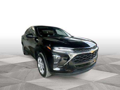 Used 2025 Chevrolet Trax LS FWD image 2