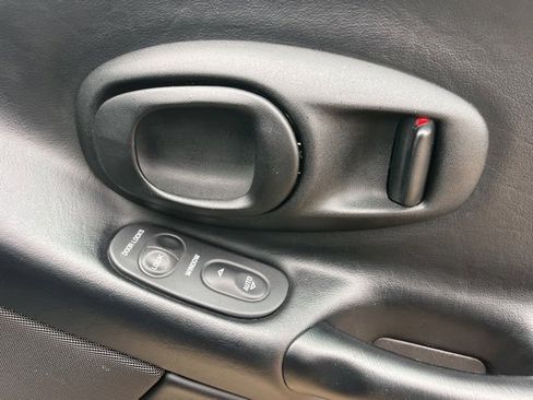 Used 2004 Chevrolet Corvette Coupe w/ Roof Package image 39