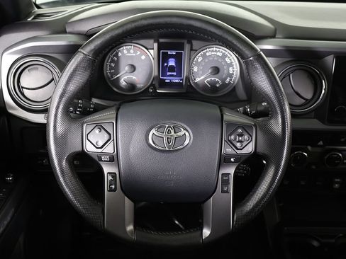 Used 2018 Toyota Tacoma TRD Sport AWD/4WD image 39