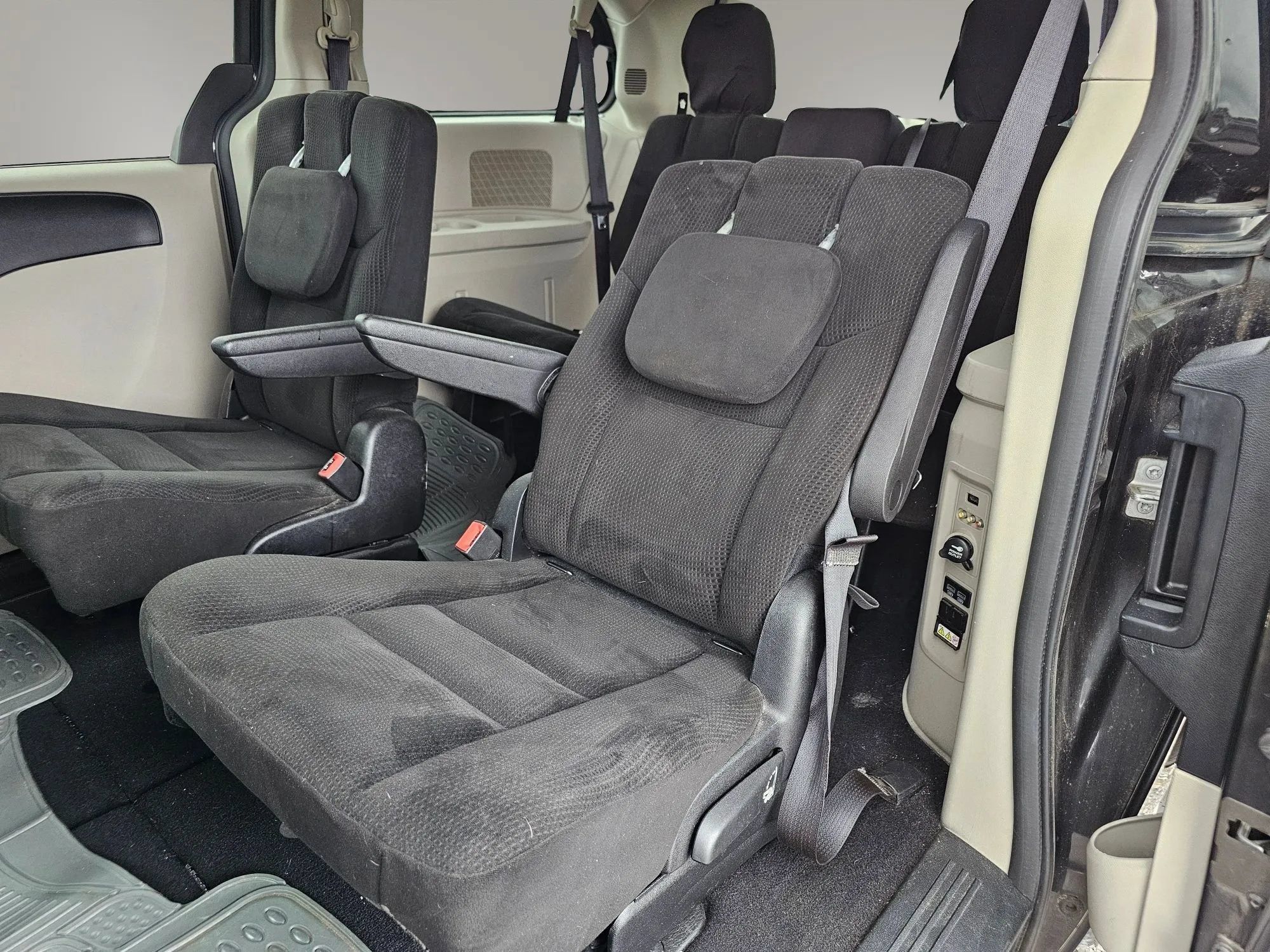 Used 2015 Dodge Grand Caravan SE w/ Quick Order Package 29E SE FWD image 4