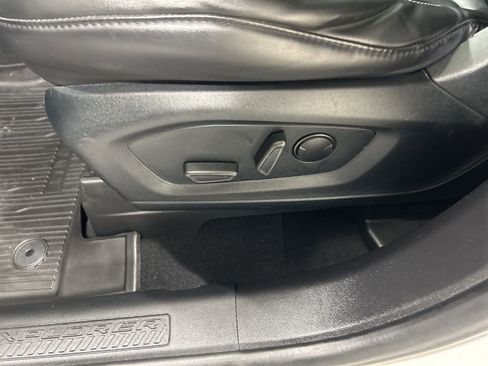 Used 2021 Ford Explorer XLT w/ Equipment Group 202A image 11