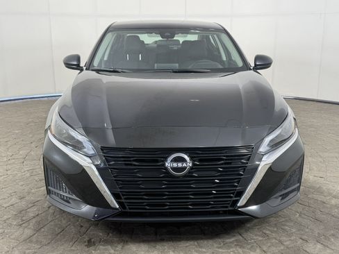 Used 2025 Nissan Altima 2.5 SV FWD image 2