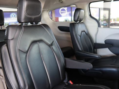 Used 2021 Chrysler Voyager Lxi image 31