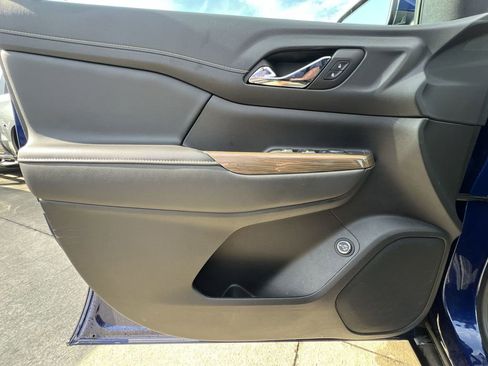 Certified 2023 GMC Acadia SLE w/ Driver Convenience Package image 34