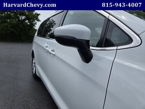Used 2023 Chrysler Pacifica Touring-L FWD image 40