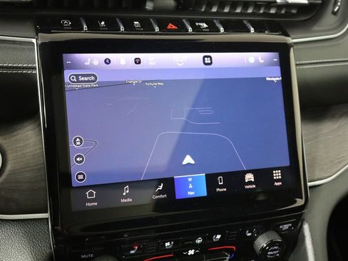 Used 2023 Jeep Grand Cherokee Limited w/ Luxury Tech Group II AWD/4WD image 35