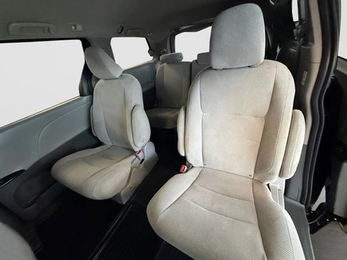 Used 2020 Toyota Sienna L FWD image 15
