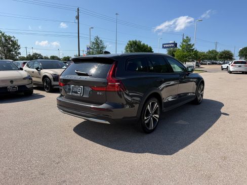 Certified 2025 Volvo V60 B5 Cross Country Plus AWD/4WD image 6