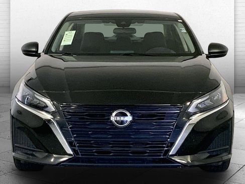 Used 2025 Nissan Altima 2.5 SV FWD image 2