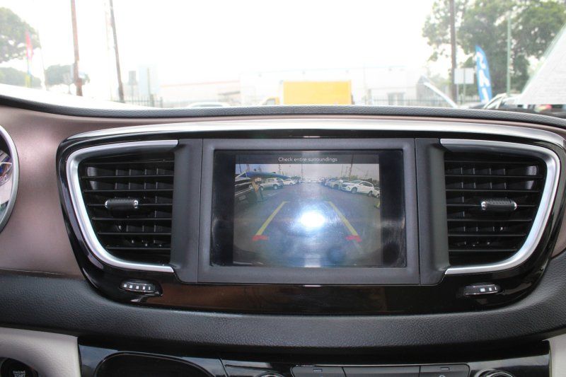 Used 2020 Chrysler Voyager LX FWD image 17